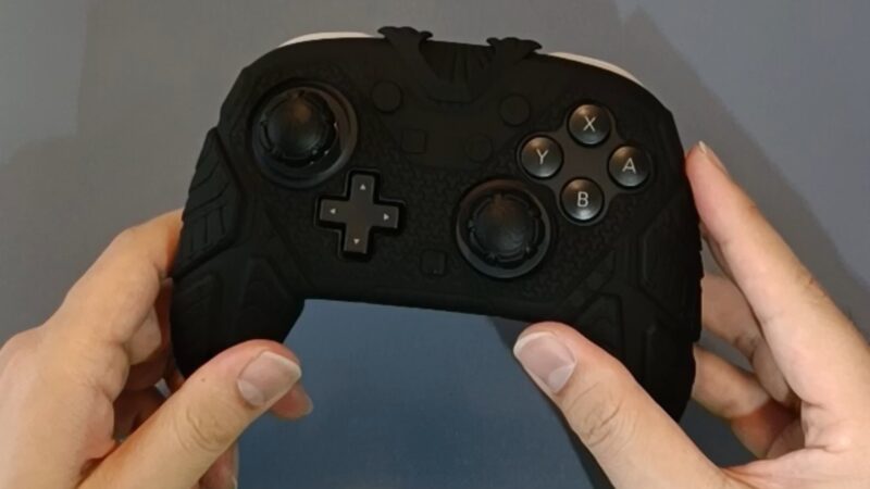PlayVital サムライアーマー Switch2 Proコントローラーカバー 正面手持ち画像