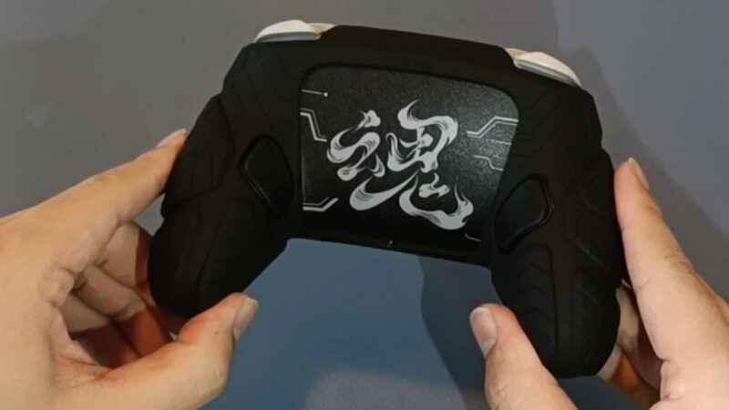 PlayVital サムライアーマー Switch2 Proコントローラーカバー 背面手持ち画像